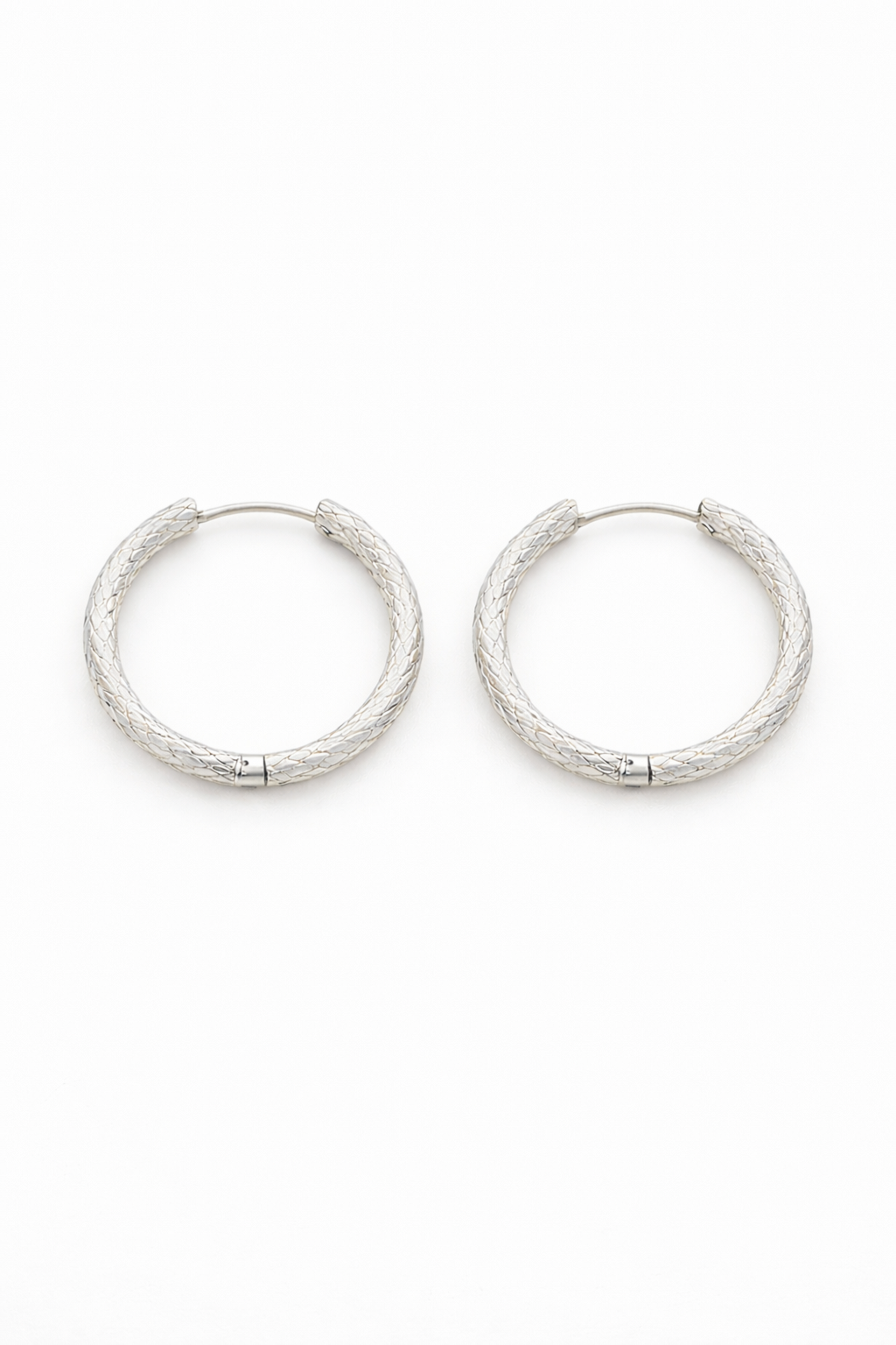 Créoles Viola portées version dorée – boucles d’oreilles gravées chic