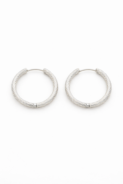 Créoles Viola portées version dorée – boucles d’oreilles gravées chic