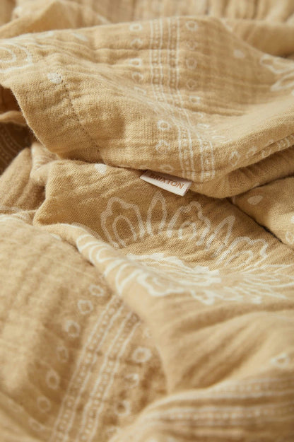 Zoom sur la texture gaufrée douce du coton imprimé beige