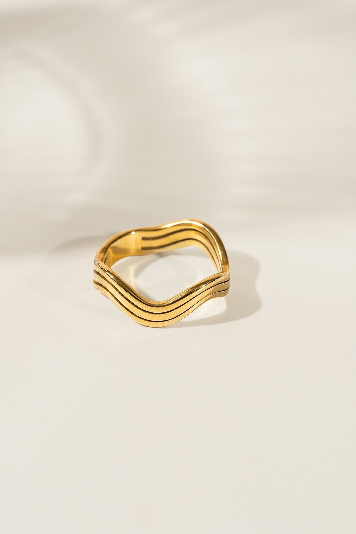 Cette bague imite la forme d'une vague. L'anneau donne l'impression d'être composé de trois anneaux. 