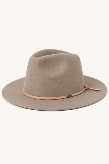 Chapeau Wesley Sable vu de côté, forme western chic et teinte sable douce.