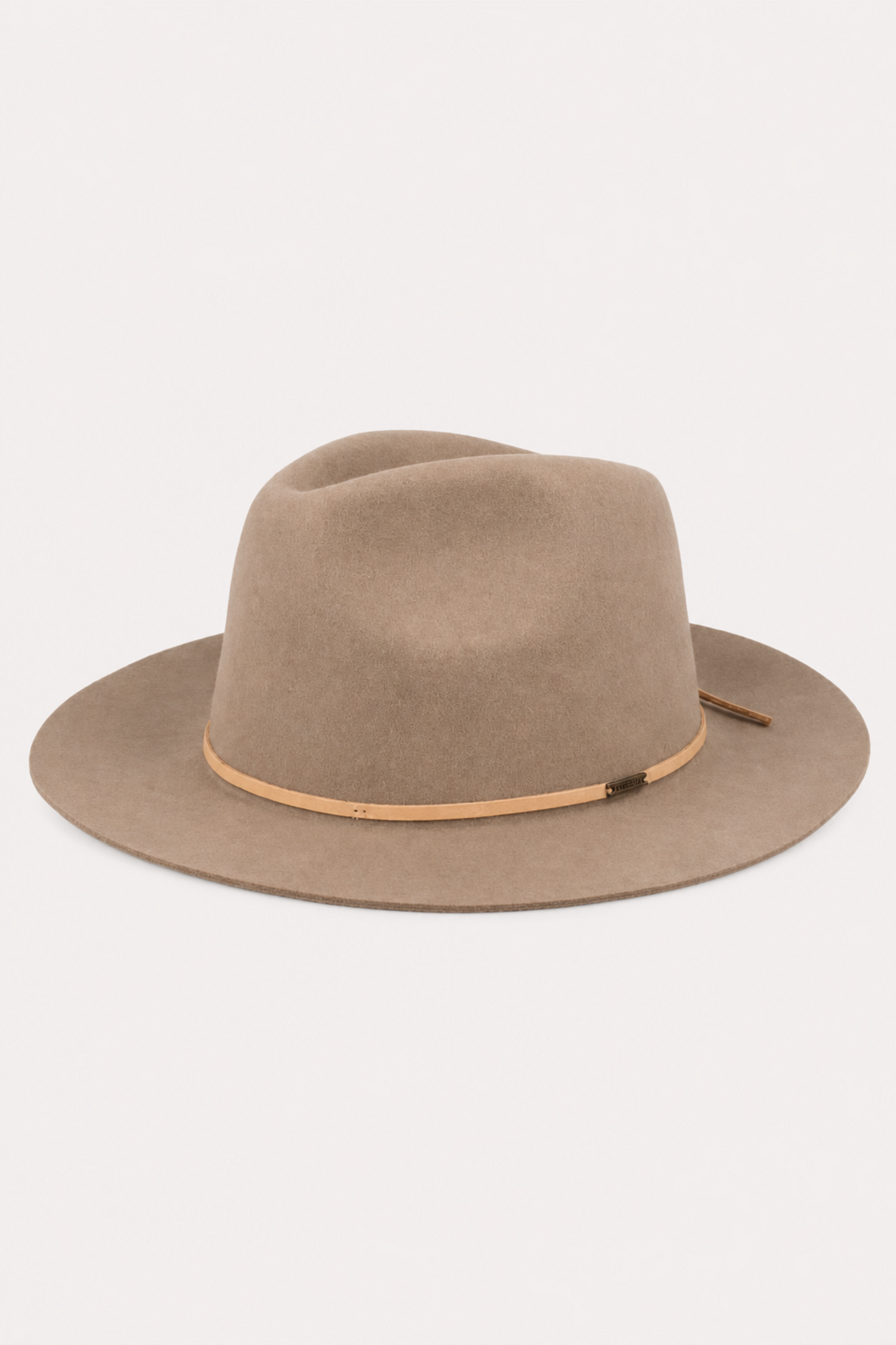 Chapeau Wesley Sable vu de face, large bord structuré et lanière décorative beige.