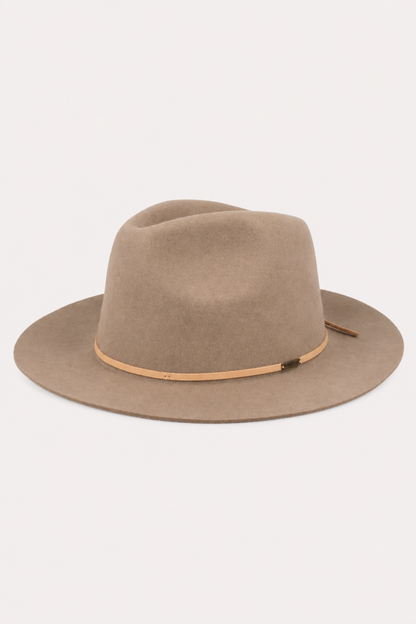Chapeau Wesley Sable vu de face, large bord structuré et lanière décorative beige.