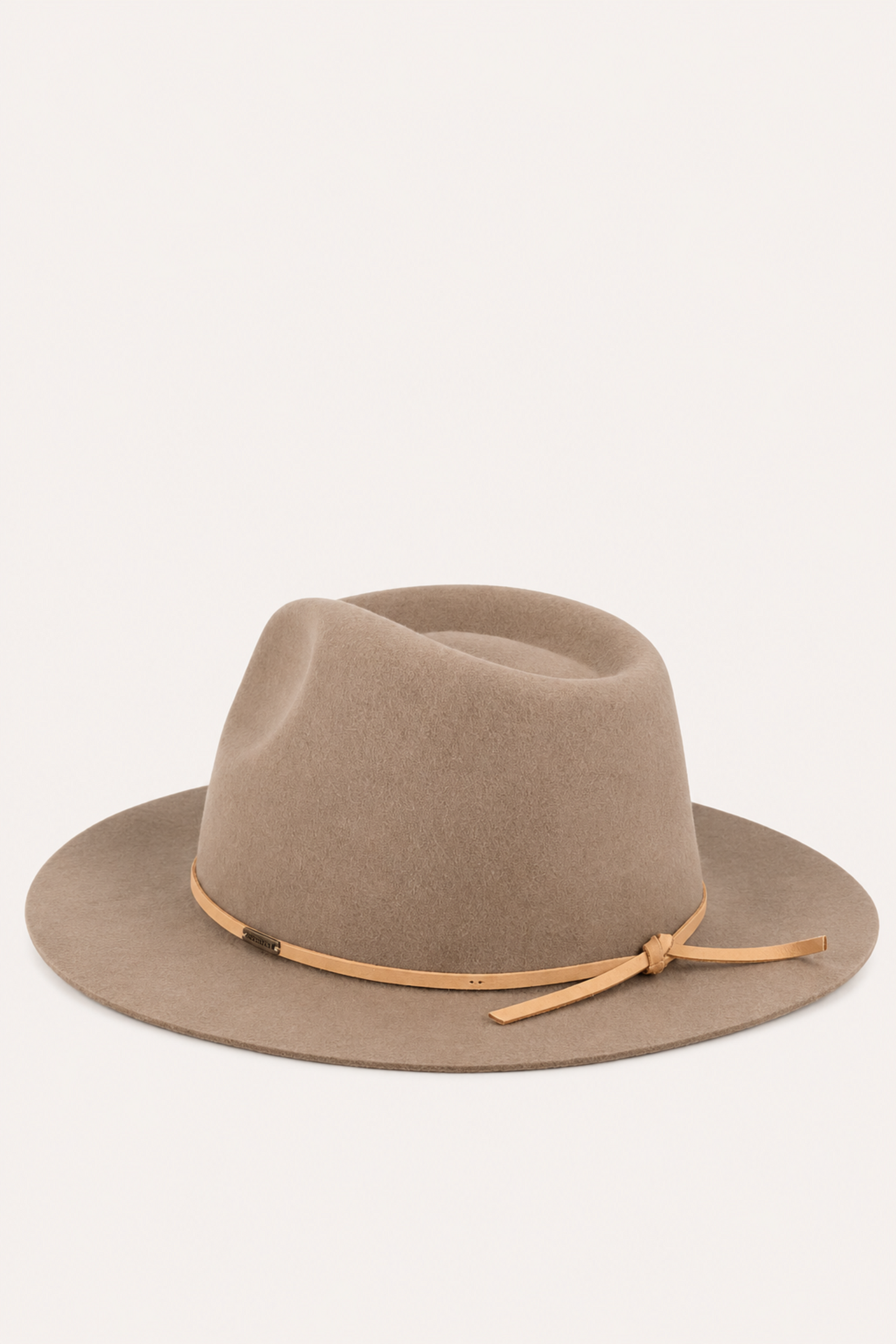 Chapeau Wesley Sable présenté de trois quart, couronne haute et détail de lanière nouée.
