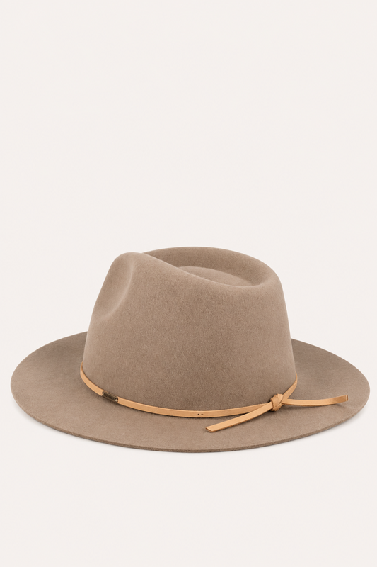 Chapeau Wesley Sable présenté de trois quart, couronne haute et détail de lanière nouée.