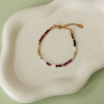 Bracelet Wilya déposé sur plateau ondulé – vue d’ensemble des couleurs naturelles