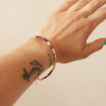 Bracelet Wilya porté au poignet avec tatouage visible – perles multicolores en jade