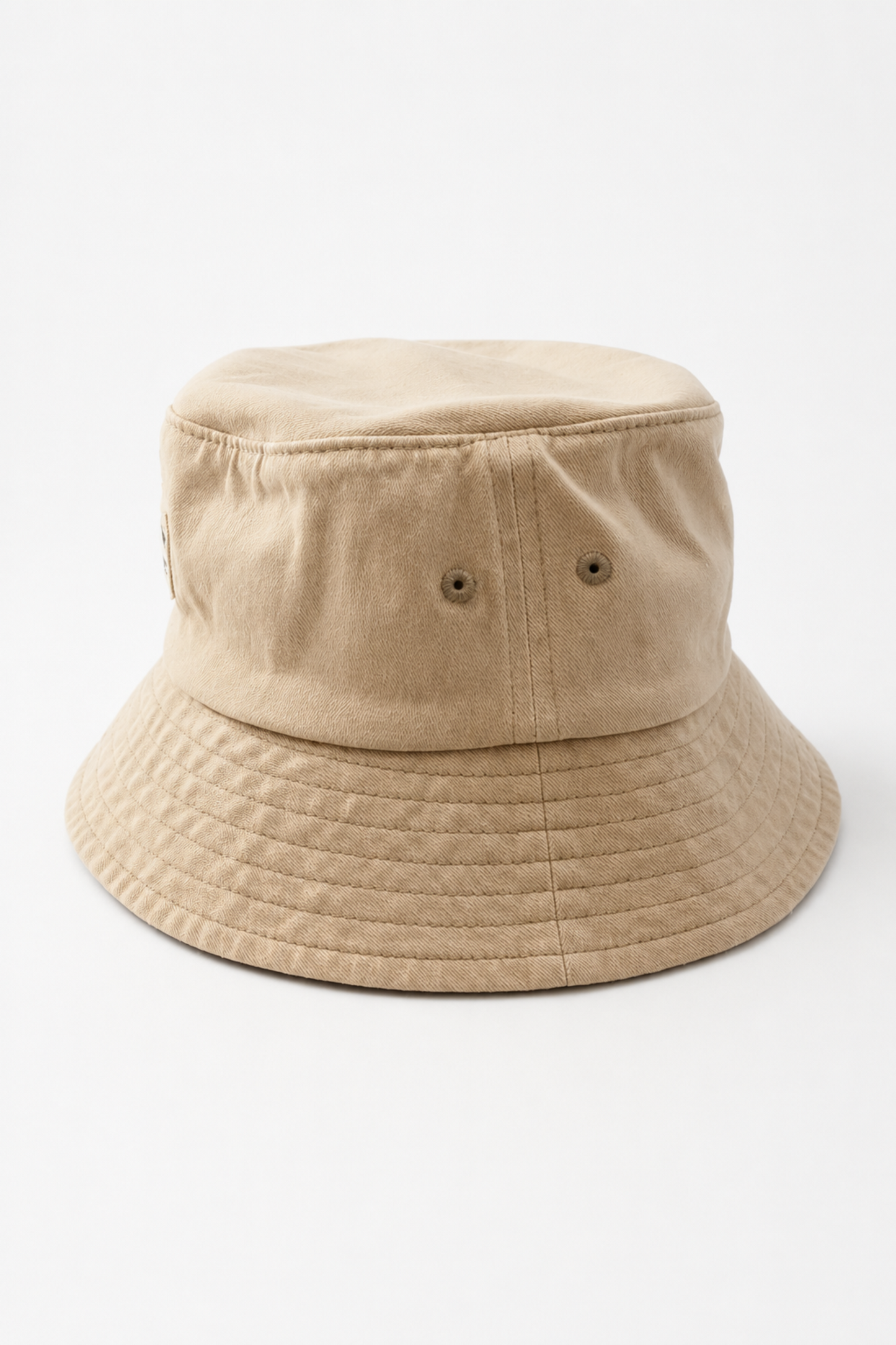 Vue arrière du chapeau bob Woodburn beige, avec œillets d’aération, coutures visibles et tissu coton au fini lavé.