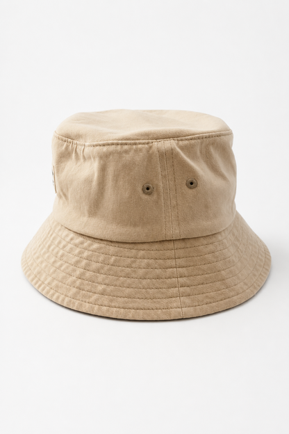 Vue arrière du chapeau bob Woodburn beige, avec œillets d’aération, coutures visibles et tissu coton au fini lavé.