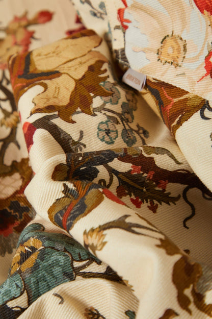 Gros plan sur le tissu du pantalon Maureen, coton texturé imprimé floral