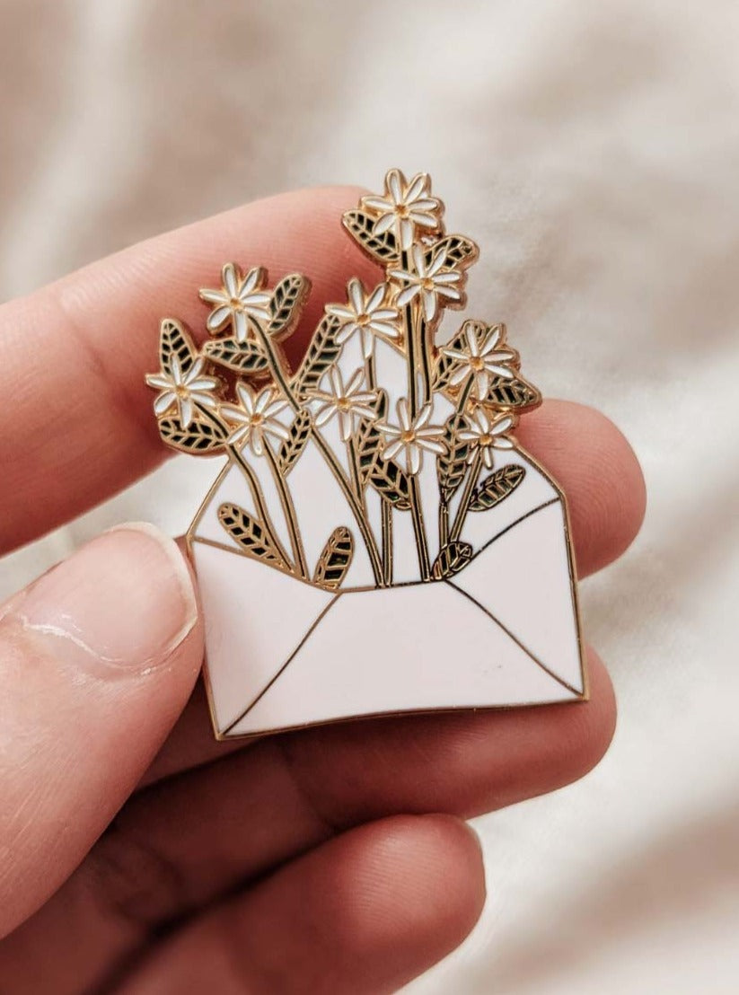 Épinglette Lettre pleine de fleurs