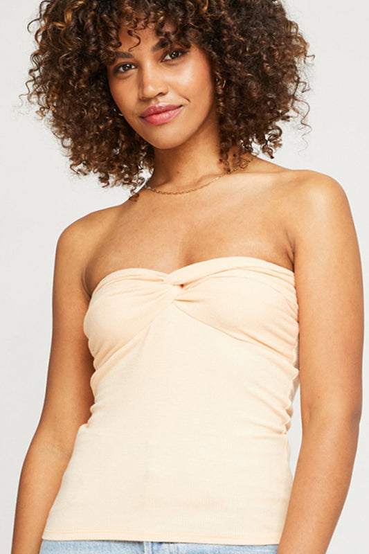 Haut bustier pêche en tissu côtelé extensible avec détail torsadé à l’avant.
