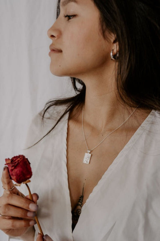 Collier en argent sterling porté, pendentif rectangulaire minimaliste