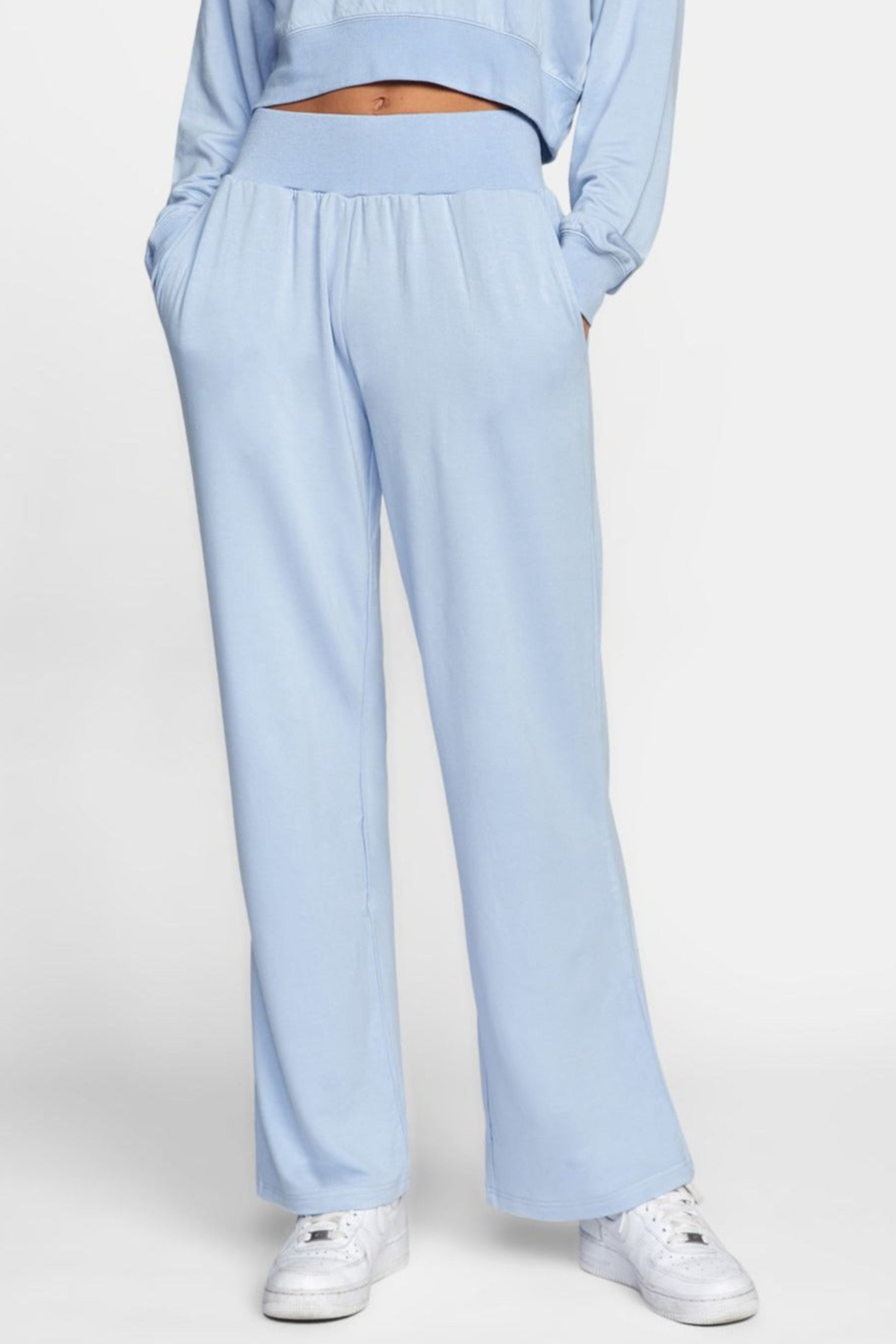 Pantalon bleu porte avec hoodie assorti look athleisure moderne