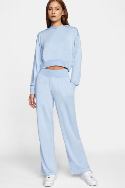 Vue complete pantalon fluide bleu ciel avec poches laterales