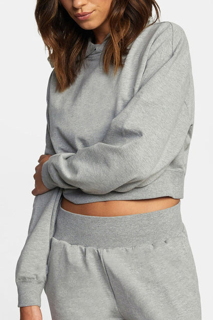 Detail manche et finition cotelee pull gris confortable