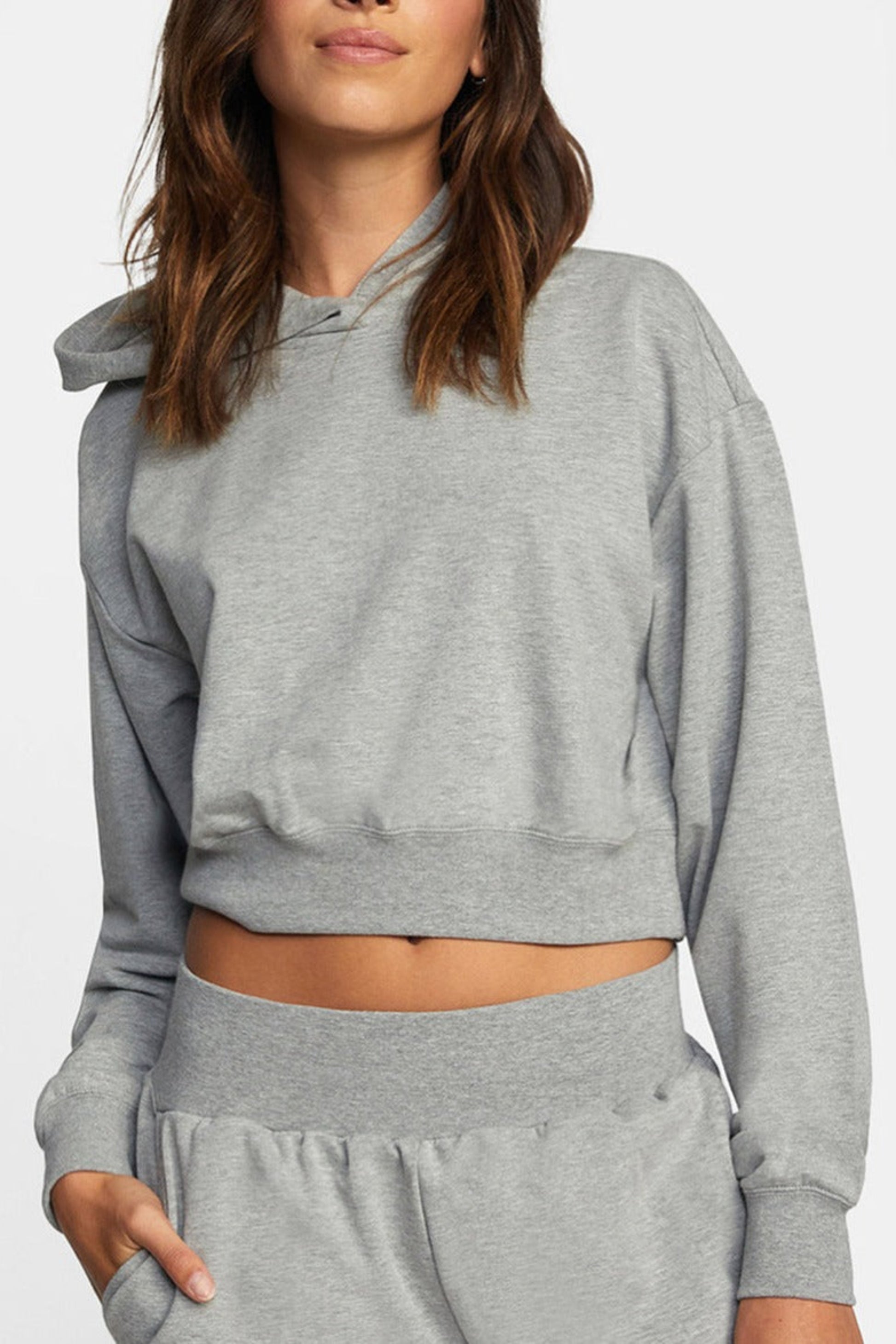Pull gris associe pantalon detente look athleisure moderne