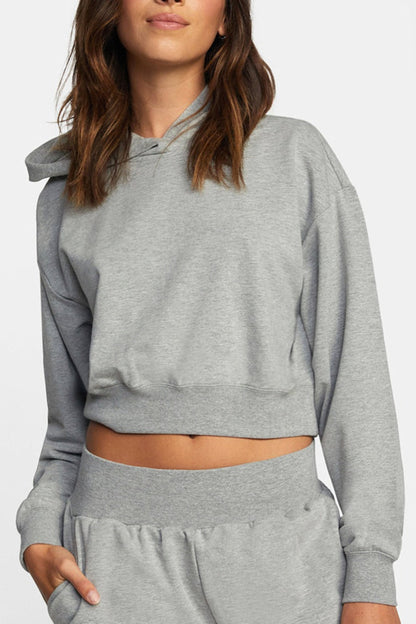 Pull gris associe pantalon detente look athleisure moderne