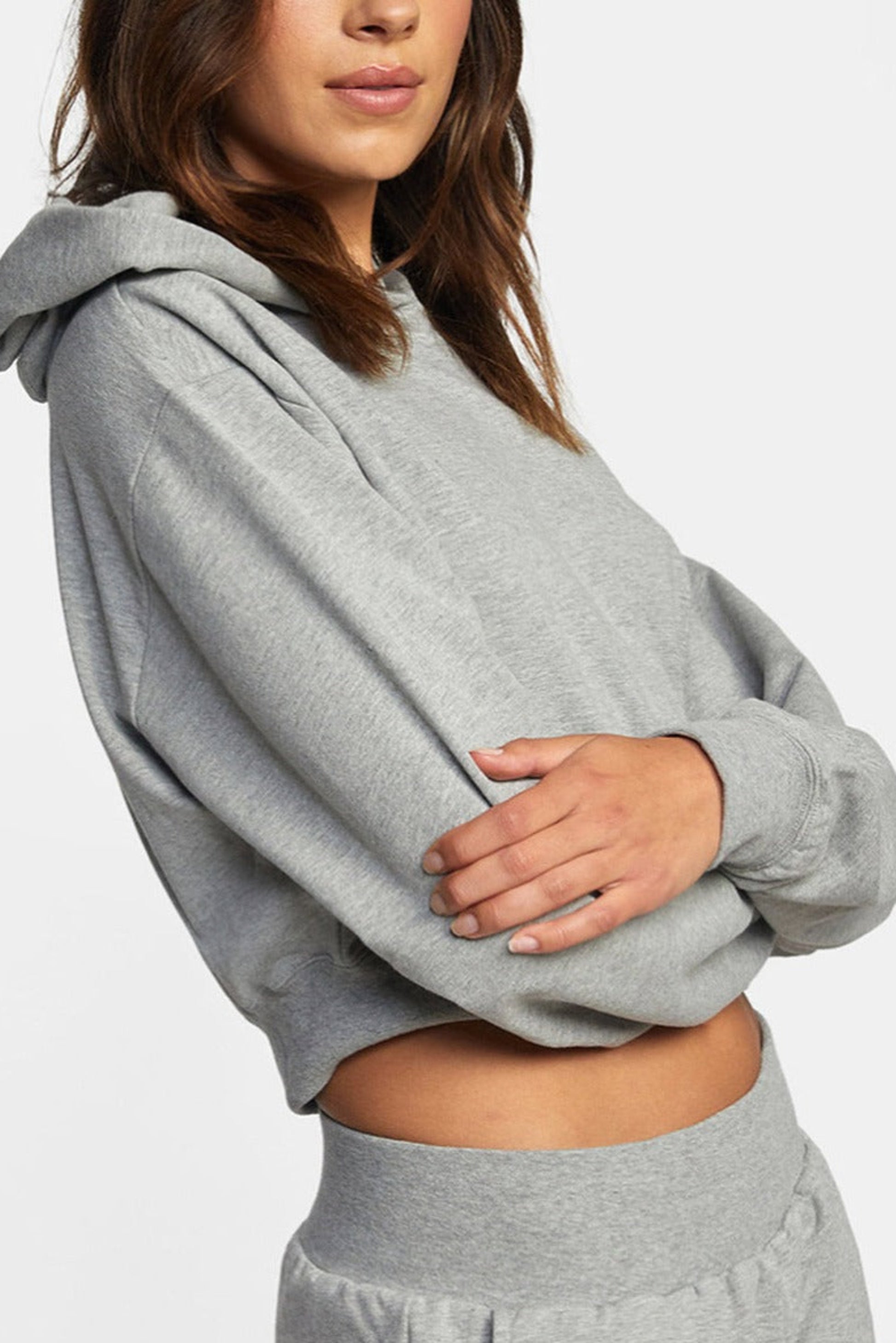 Profil hoodie gris cropped avec manches longues et capuche