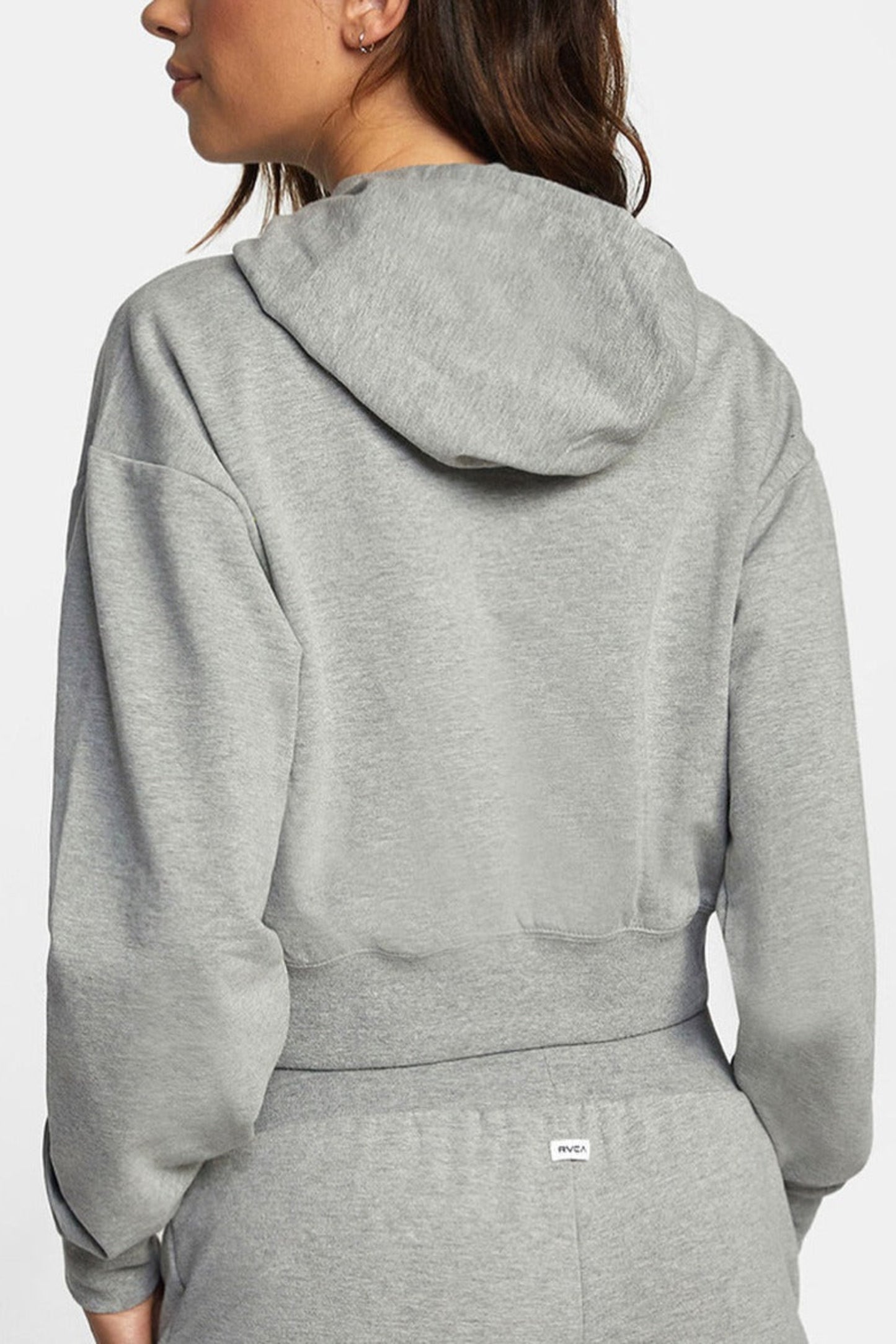Vue arriere pull capuche gris coupe ample feminine