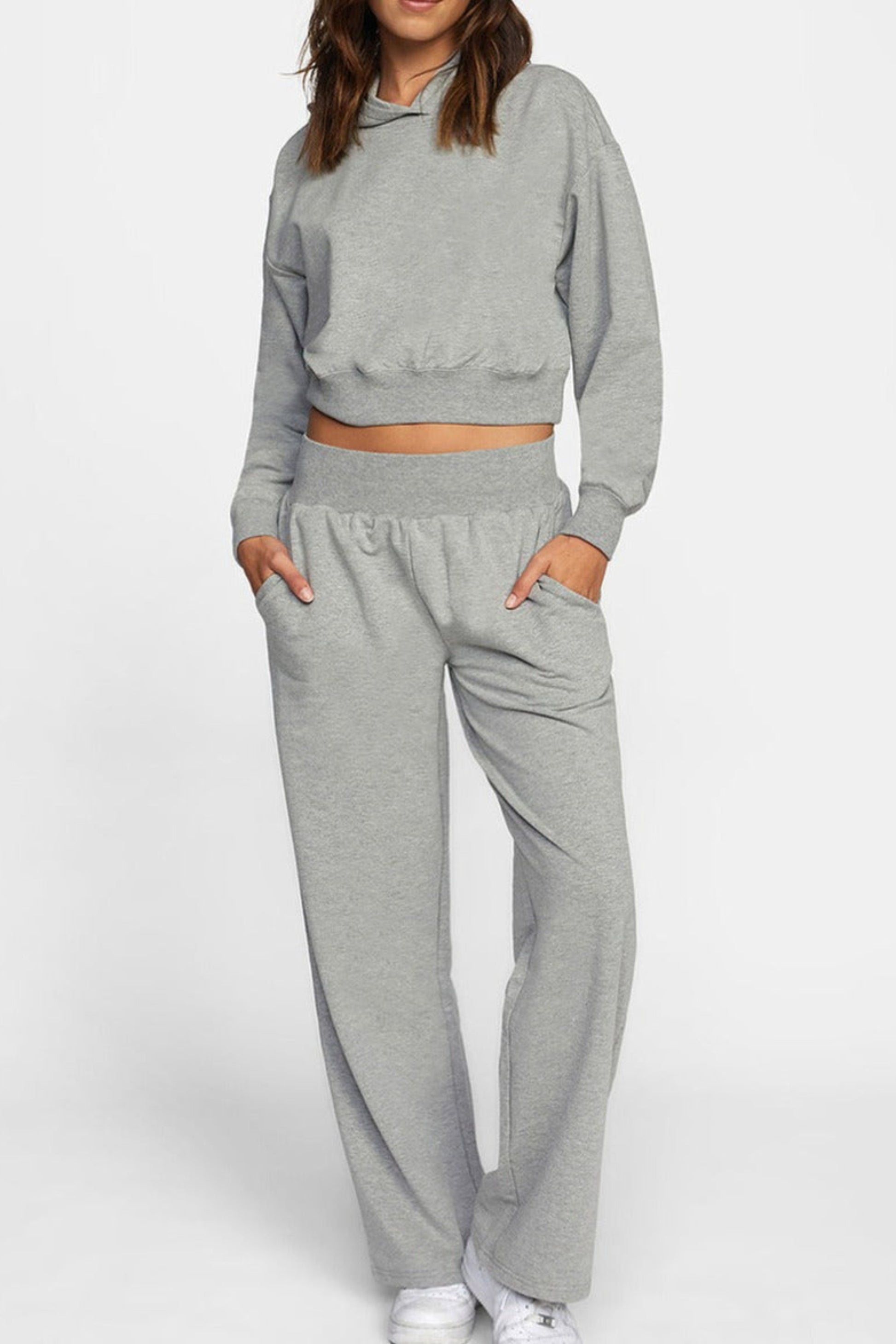 Pull capuche gris porte en ensemble detente coupe cropped confortable