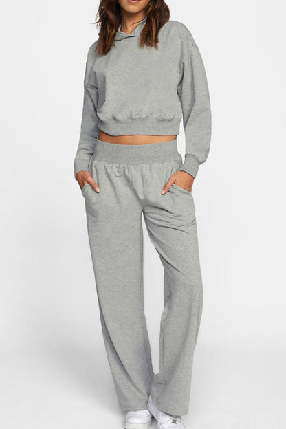 Pull capuche gris porte en ensemble detente coupe cropped confortable