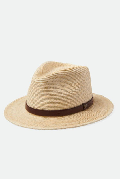 Chapeau Messer paille présenté seul, avec forme fedora structurée, pli prononcé et bracelet en cuir brun.