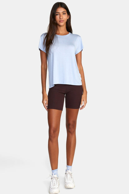 T shirt bleu ample porte avec short style decontracte moderne