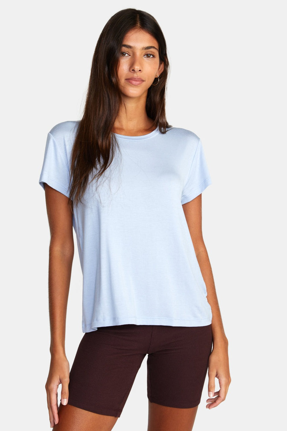 Vue face t shirt femme bleu coupe fluide et minimaliste